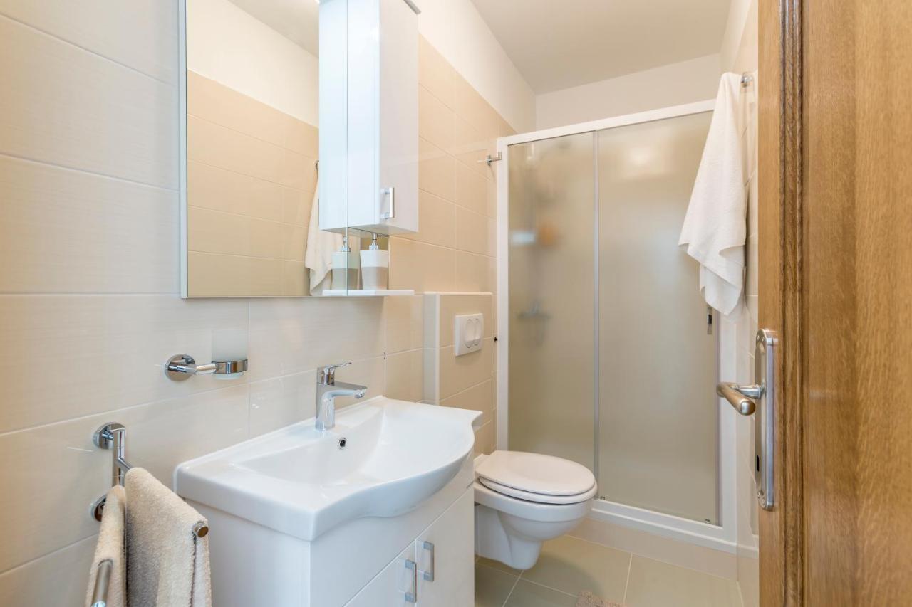 Apartmani Bezmalinovic Bol Bagian luar foto